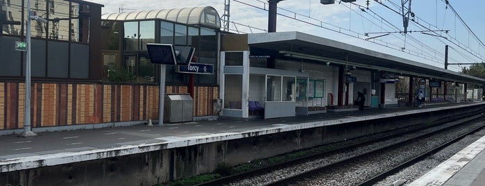 RER Marne-la-Vallée–Chessy – Parcs Disneyland  [A] is one of Locais curtidos por Arturo.