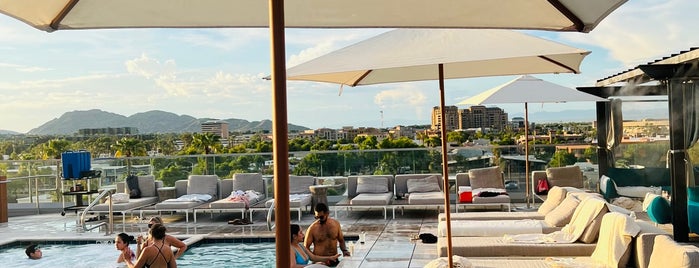 Rooftop Pool is one of Arturo’s Liked Places.