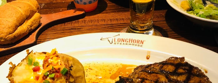 LongHorn Steakhouse is one of สถานที่ที่ Arturo ถูกใจ.