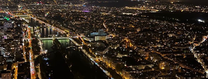 Sommet de la Tour Eiffel is one of Tempat yang Disukai Arturo.