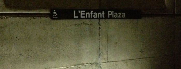 L'Enfant Plaza Metro Station is one of Lieux qui ont plu à Mars.