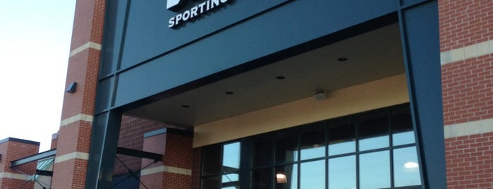 DICK'S Sporting Goods is one of Tempat yang Disukai Scott.