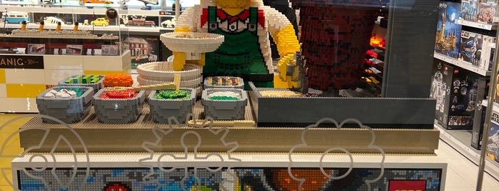 Lego Store México is one of สถานที่ที่ Haydeé ถูกใจ.