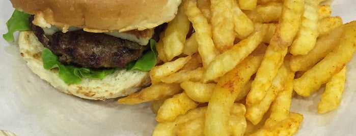 Cafe de Burger is one of Lugares favoritos de Emre.