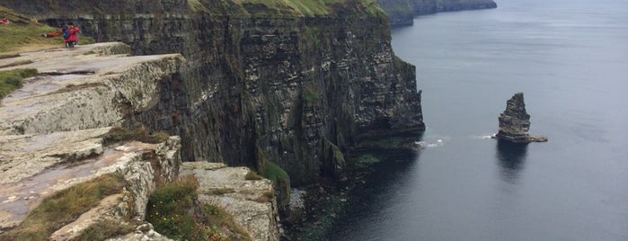Cliffs of Moher is one of Tempat yang Disukai Achik.