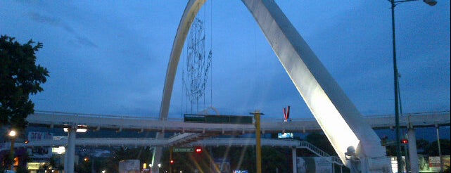 Puente La Fuente is one of สถานที่ที่ Lucy ถูกใจ.