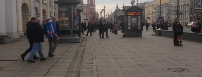 Пешеходная зона перед Гостиным двором is one of Tempat yang Disukai Stanislav.