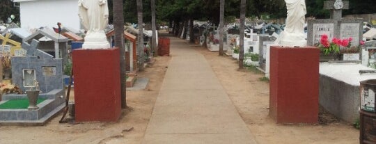 Cementerio San Clemente is one of Rosario'nun Beğendiği Mekanlar.