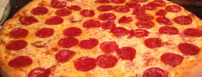 Johnnie's New York Pizza is one of Lugares favoritos de Enrique.