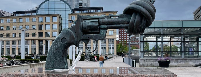 The Knotted Gun is one of Malmö.