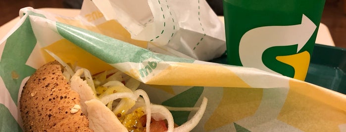 SUBWAY is one of 食事処.