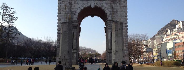 Independence Gate is one of Seoul 1.
