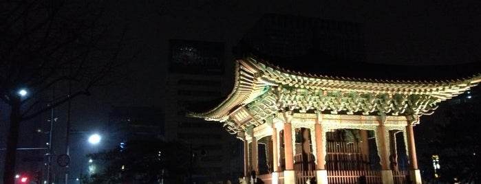 Gwanghwamun is one of Seoul 2.