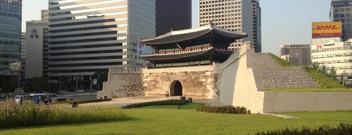 Sungnyemun is one of Seoul 1.