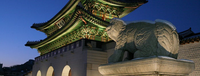 Gwanghwamun is one of Seoul 1.