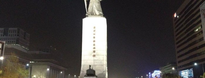 The Statue of Admiral Yi Sunsin is one of Seoul.