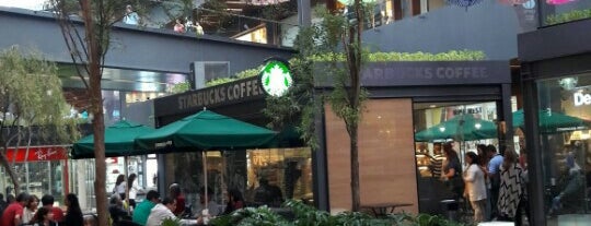 Starbucks is one of Tempat yang Disukai Ceci.