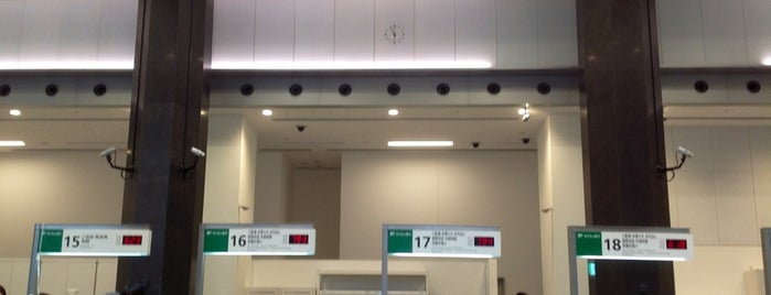 ゆうちょ銀行 本店 is one of 郵便局巡り.