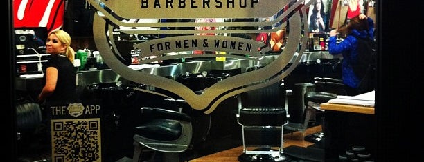Floyd's 99 Barbershop is one of Tempat yang Disukai Chris.