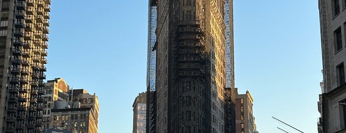 Flatiron Building is one of สถานที่ที่บันทึกไว้ของ Raymond.