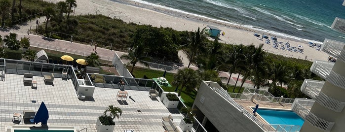 Hilton Cabana Miami Beach is one of Lugares favoritos de Adam.