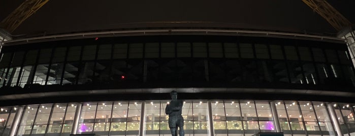 Bobby Moore Statue is one of 1 more checkin for mayor!.