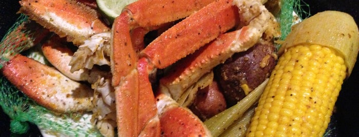 Joe's Crab Shack is one of Locais curtidos por John.