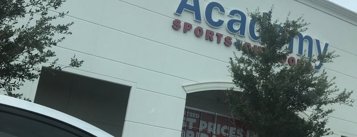 Academy Sports is one of สถานที่ที่ Rhodé Amira ถูกใจ.