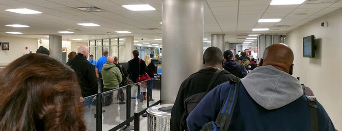 TSA Security Checkpoint C is one of Locais curtidos por Robin.