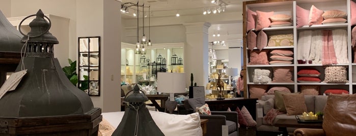 Pottery Barn is one of Jonathanさんのお気に入りスポット.