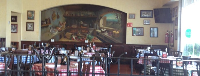 Italianni's Pasta, Pizza & Vino is one of Tempat yang Disukai Roman.