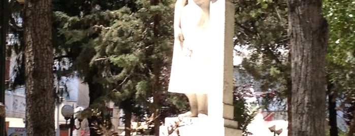 Το άγαλμα της Μητέρας is one of Ifigenia'nın Kaydettiği Mekanlar.
