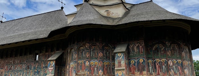 Biserica Mânăstirii Moldovița is one of Tempat yang Disukai Thomas.