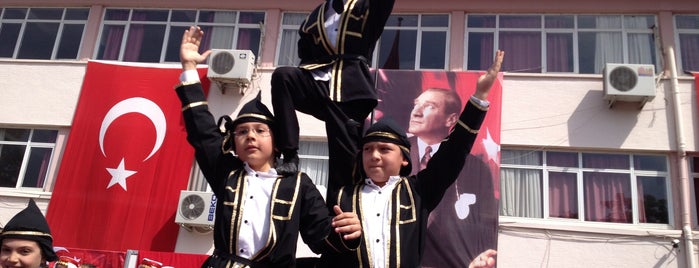 Güzelyalı Ortaokulu is one of Yer.