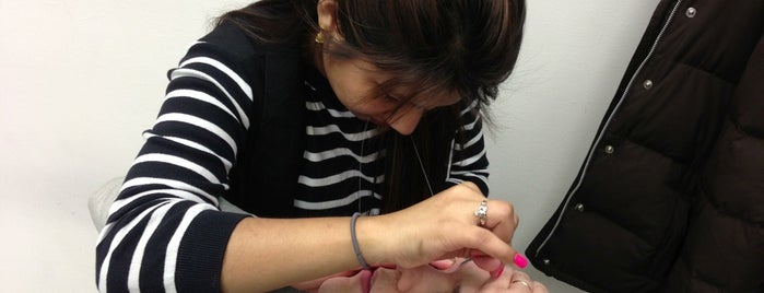 Himalayan Eyebrow Threading Salon Inc. is one of Emilyさんのお気に入りスポット.