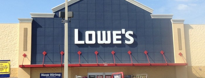 Lowe's is one of สถานที่ที่ Stuart ถูกใจ.