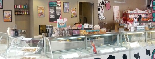 Chocolate Shoppe Ice Cream is one of สถานที่ที่ Amirreza ถูกใจ.