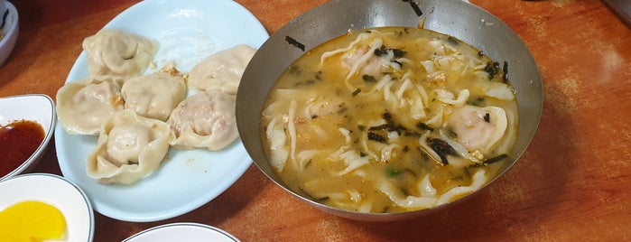 밀밭식당 is one of Lieux sauvegardés par Kyungwoo.