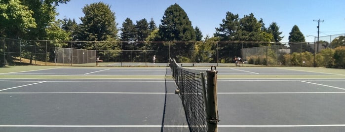 Lower Woodlands Tennis Courts is one of Locais curtidos por Cusp25.