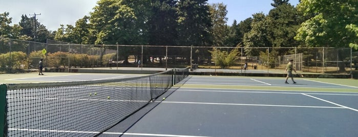 Upper Woodland Park Tennis Courts is one of Tempat yang Disukai Rohan.