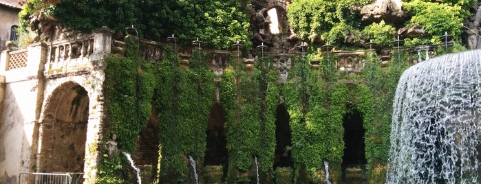 Villa d'Este is one of Lugares favoritos de Claudia.