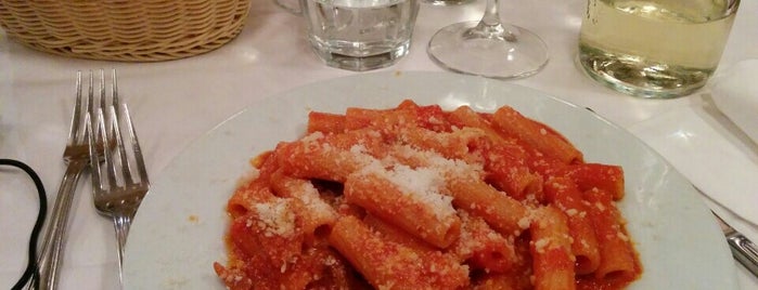 Maccheroni is one of Lugares favoritos de Claudia.