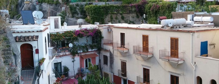 Positano is one of Lugares favoritos de Claudia.