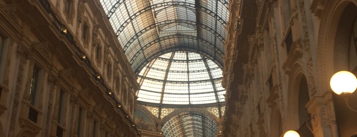Galleria Vittorio Emanuele II is one of Locais curtidos por Pilar.