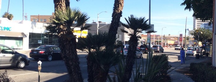 Los Angeles Public Library - West Los Angeles Regional is one of Tina 님이 좋아한 장소.