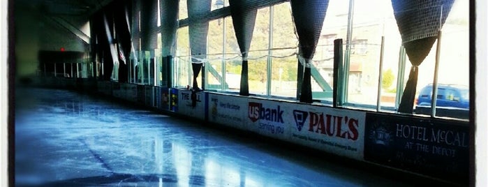 Manchester Ice and Event Center is one of Lieux qui ont plu à Anthony.