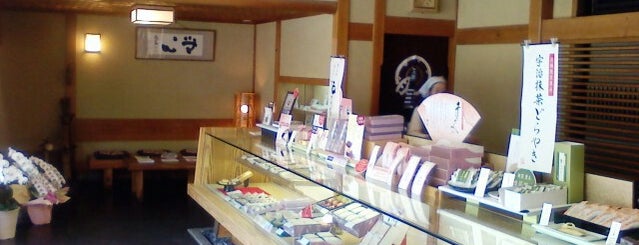 鼓月本店 is one of 和菓子/京都 - Japanese-style confectionery shop in Kyo.