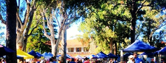 The Farmers Market on Manning is one of Lugares guardados de Flor.