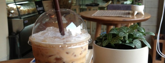 Charlotte Hut Coffee & Tea Bar is one of cafe culture thailand.