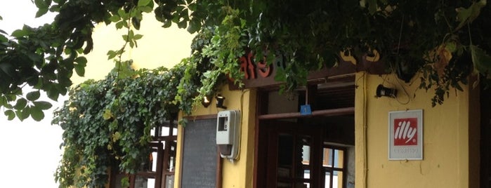 Cafe at Lisa's is one of Anılさんの保存済みスポット.
